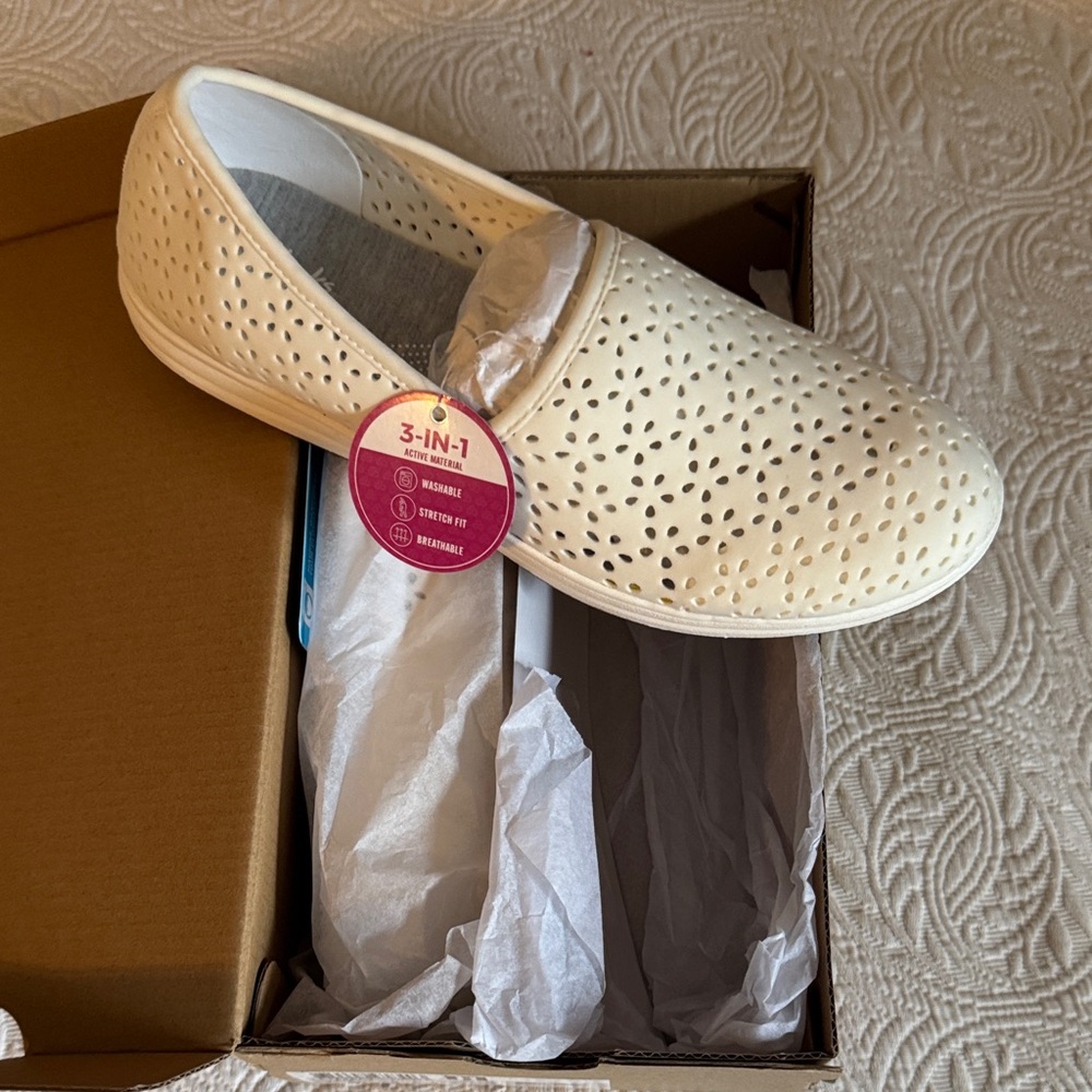 Clark’s Cloudsteppers white Perforated Slip-On Shoes